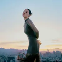 Menghiasi majalah fashion Korea, Song Hye Kyo tampil clean dengan sleek bun [instagram/kyo1122]