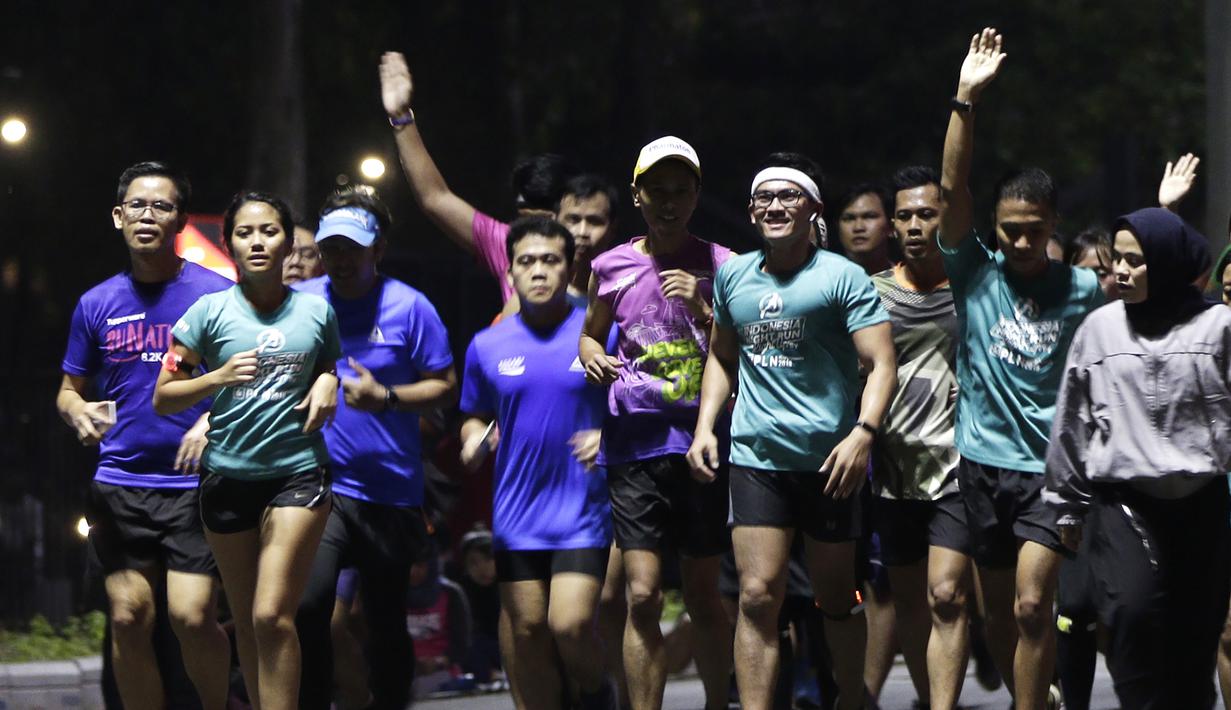 Sejumlah warga berlari di kawasan Stadion Utama Gelora Bung Karno, Senayan, Jakarta, Rabu (9/10). Olahraga lari pada malam hari di GBK menjadi pilihan pekerja ibu kota. (Bola.com/Yoppy Renato)