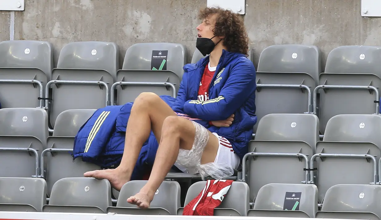 Bek Arsenal, David Luiz menyaksikan rekannya saat mengalami cedera hamstring melawan Newcastle United pada pertandingan lanjutan Liga Inggris di stadion St James 'Park, di Newcastle, Inggris, Minggu (2/5/2021). Arsenal menang 2-0 atas Newcastle. (Lindsey Parnaby/Pool via AP)