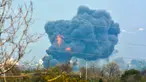 Gumpalan asap dan api terlihat setelah jet tempur F-16 Pakistan jatuh saat latihan jelang parade militer Hari Pakistan di Islamabad, Rabu (11/3/2020). Belum ada konfirmasi lebih lanjut bagaimana nasib pilot dan co-pilot pesawat nahas tersebut. (STR/AFP)