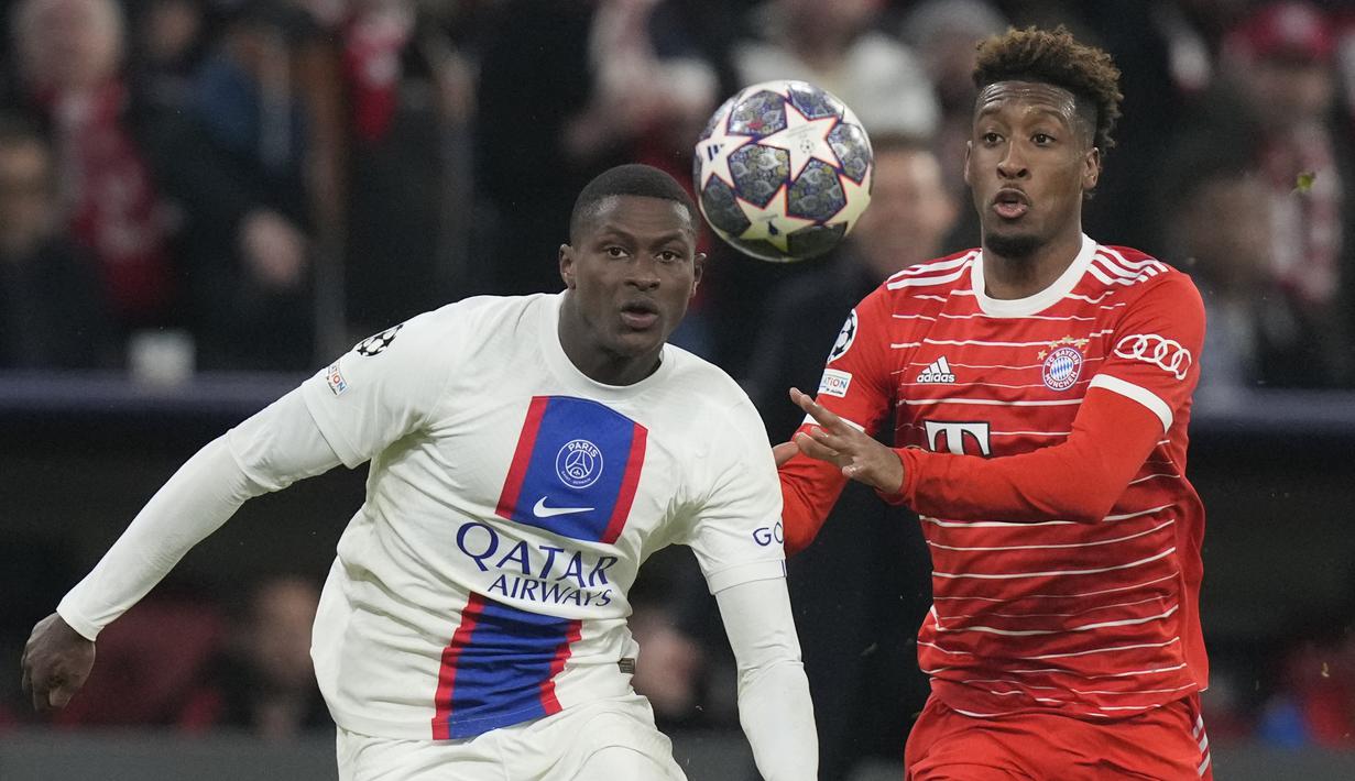 <p>Penyerang Bayern Munchen, Kingsley Coman berebut bola dengan pemain PSG, Nuno Mendes pada pertandingan leg 2 babak 16 besar Liga Champions di Allianz Arena di Munich, Jerman, Kamis (9/3/2023). Bayern menang atas PSG dengan 2-0. (AP Photo/Matthias Schrader)</p>