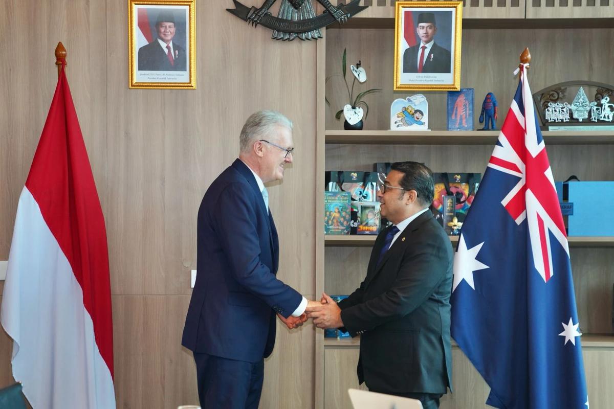 Menteri Ekonomi Kreatif/Kepala Badan Ekonomi Kreatif (Ekraf), Teuku Riefky Harsya, menerima kunjungan kehormatan Menteri Urusan Seni Australia Anthony Stephen Burke