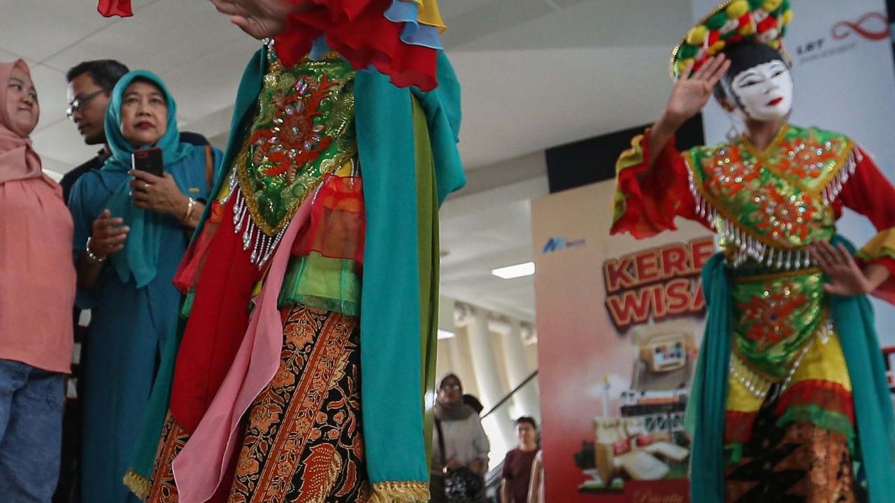 Tari topeng ini dihadirkan untuk memperkenalkan salah satu kesenian khas Betawi sekaligus menghibur para penumpang LRT Jabodebek.&nbsp;Liputan6.com/Angga Yuniar