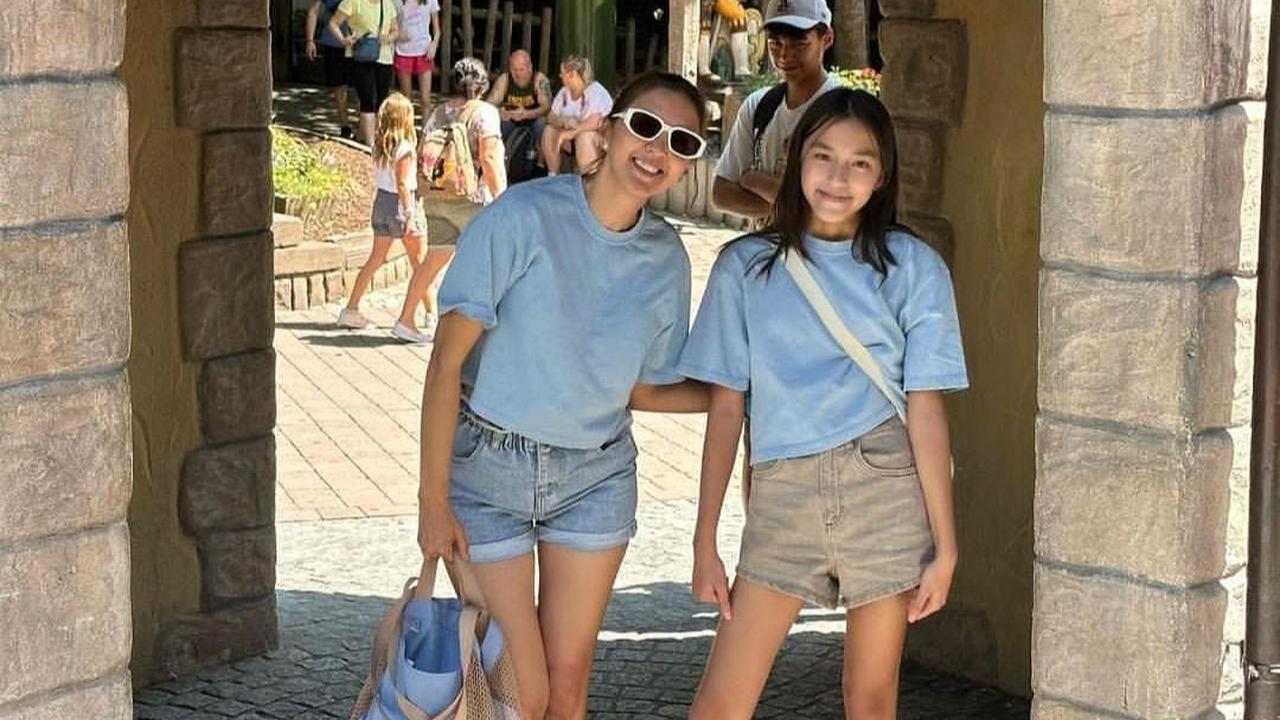 Donna Agnesia membagikan sederet potret kebersamaannya dengan putri bungsunya, Sabrina. Ada tiga foto saat Donna bersama Sabrina.