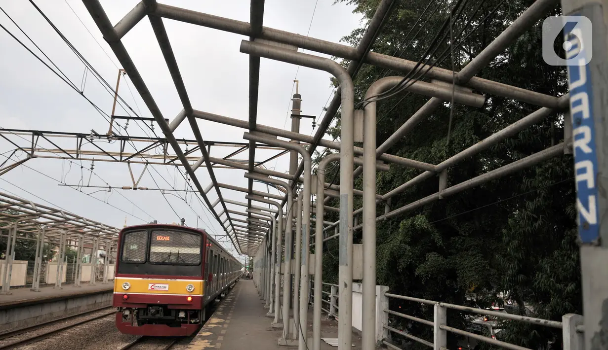 Kereta melintasi Stasiun Buaran lama yang sudah tidak beroperasi di Jakarta, Selasa (8/10/2019). Stasiun Buaran lama yang saat ini sudah usang belum juga dilakukan pembongkaran oleh pihak terkait. (merdeka.com/Iqbal Nugroho)