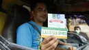 Pengedara menunjukan bukti tanda lulus uji emisi usai dilakukan pengujian emisi, Depok, (4/11/2015). Kemeterian Lingkungan Hidup dan Kehutanan RI gelar uji emisi kendaraan roda empat secara gratis di Jalan Juanda, Depok. (Liputan6.com/Yoppy Renato)