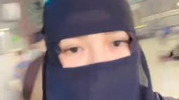 Tak kalah mencuri perhatian, Via Vallen sempat membagikan potretnya saat mengenakan cadar. Ia memilih niqab hitam dan jilbab hitam jadi salah satu outfit utamanya saat berada di Masjidil Haram. (Liputan6.com/IG/@viavallen).