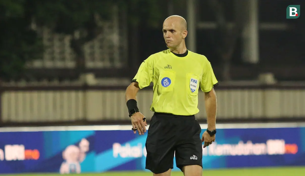 Diharapkan dengan dipimpinnya pertandingan oleh wasit asing, kualitas permainan akan meningkat dan keputusan-keputusan penting dapat diambil dengan lebih baik. (Bola.com/M iqbal Ichsan)