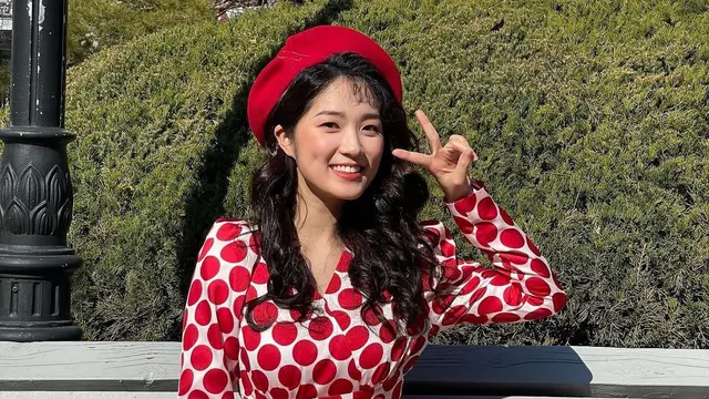 Kim Hye Yoon Pakai busana polkadot.