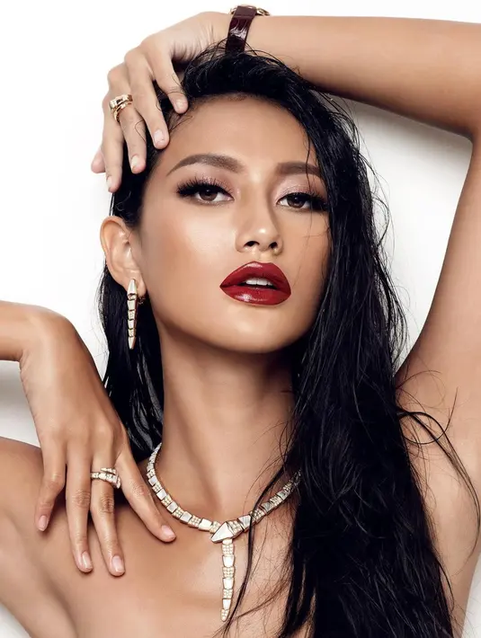 Sebagai seorang model profesional, Ayu Maulida Putri pandai berpose saat jalani pemotretan. Pengambilan gambar close up, ekspresi wajah dan detail makeup Puteri Indonesia 2020 ini berhasil memukau. (Liputan6.com/IG/@ayumaulida97)
