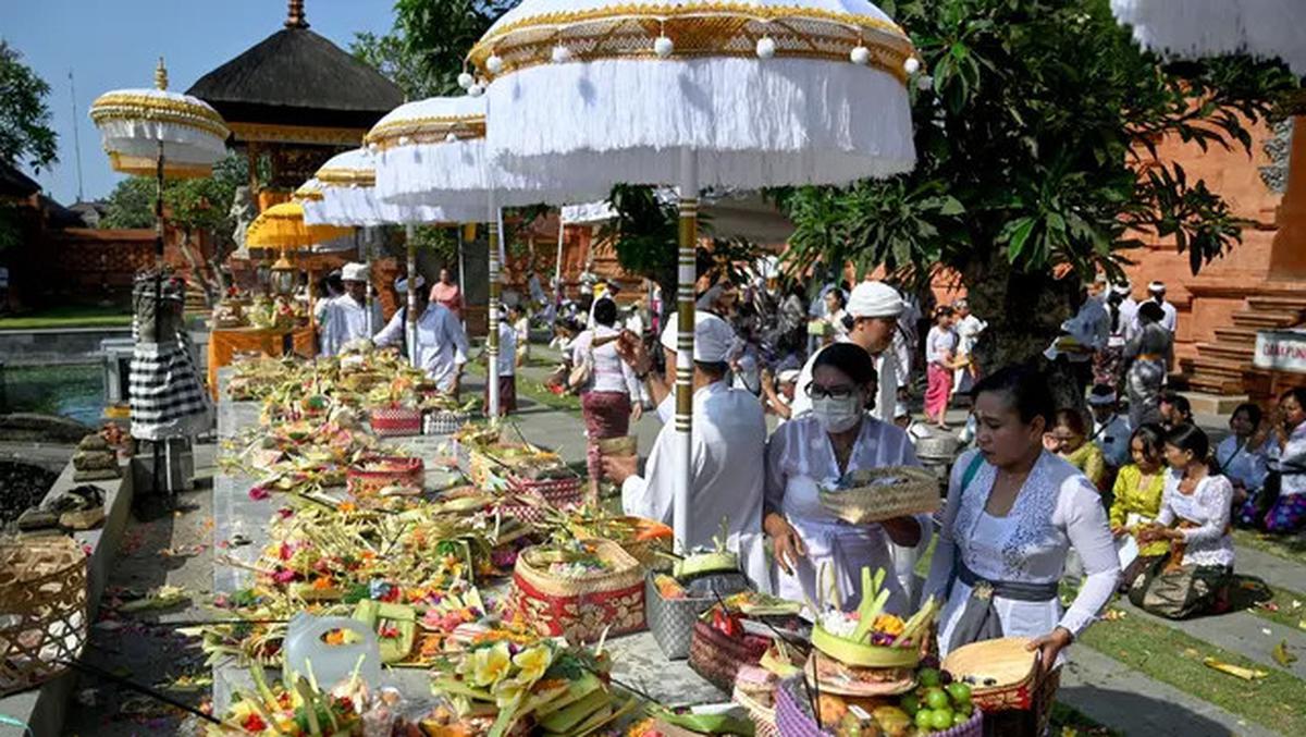 Berlangsung Khusyuk, Masyarakat Hindu Bali Peringati Hari Raya Galungan