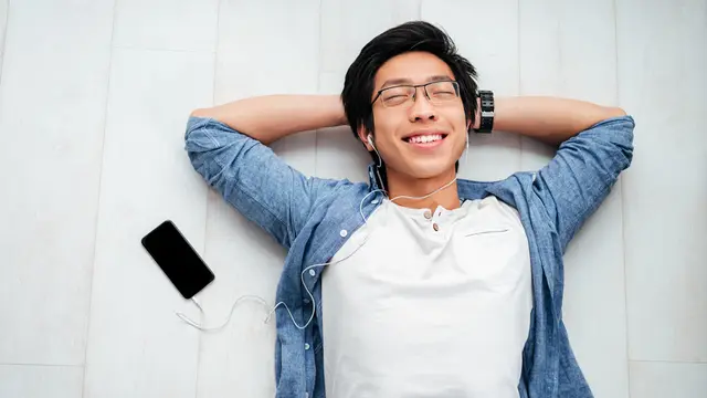 tersenyum mendengarkan musik lagu