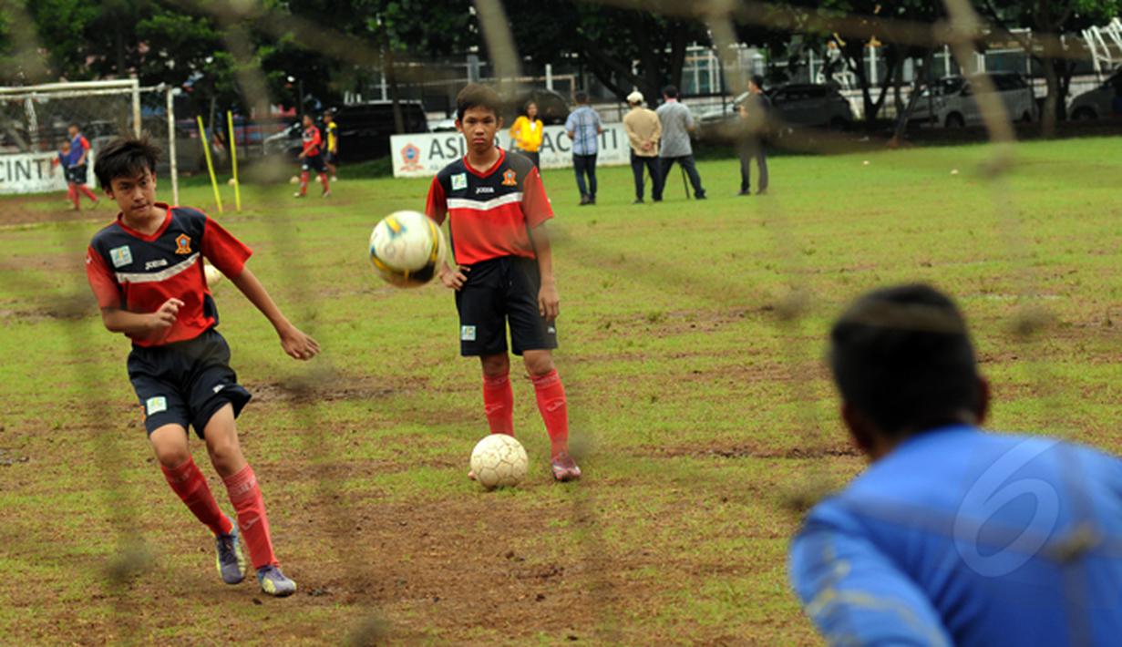 Salah satu anak berlatih melakukan tendangan penalti di Sekolah Sepak Bola (SSB) ASIOP Apacinti di Lapangan A Senayan, Jakarta, Jumat (20/2/2015). (Liputan6.com/Helmi Fithriansyah)