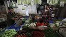 Pedagang melayani pembeli di pasar di Jakarta, Rabu (20/12).  Jelang Natal dan Tahun Baru, harga bahan pokok di Jakarta mulai merangkak naik. Namun, kenaikannya masih belum tinggi hanya berkisar Rp2.000-5.000 per kg. (Liputan6.com/Angga Yuniar)