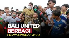 Berita video Bali United merayakan gelar juara BRI Liga 1 2021/2022 dengan cara sederhana, yaitu salah satunya membagikan bola ke 70 SSB (Sekolah Sepak Bola), Senin (28/3/2022) sore hari WITA.