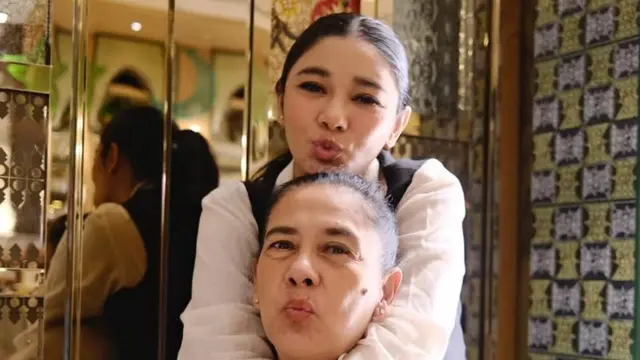 Naysilla Mirdad bagikan potret kebersamaan dengan sang ibunda dengan baju putih. [@naymirdad]