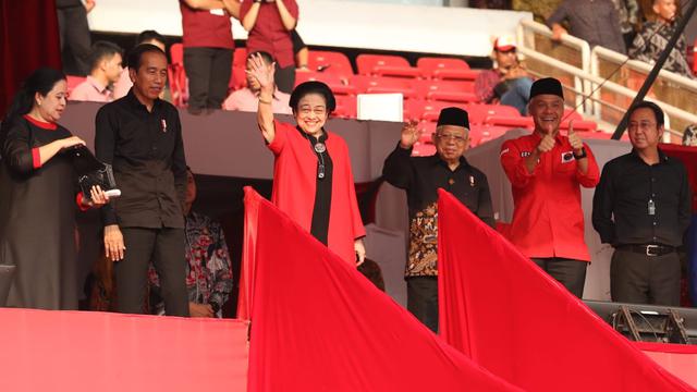 Ketua Umum (Ketum) PDIP Megawati Soekarnoputri mengingatkan memilih bakal capres PDIP Ganjar Pranowo pada Pemilihan Umum atau Pemilu 2024 yang akan terus berjuang bersama Presiden Joko Widodo (Jokowi).