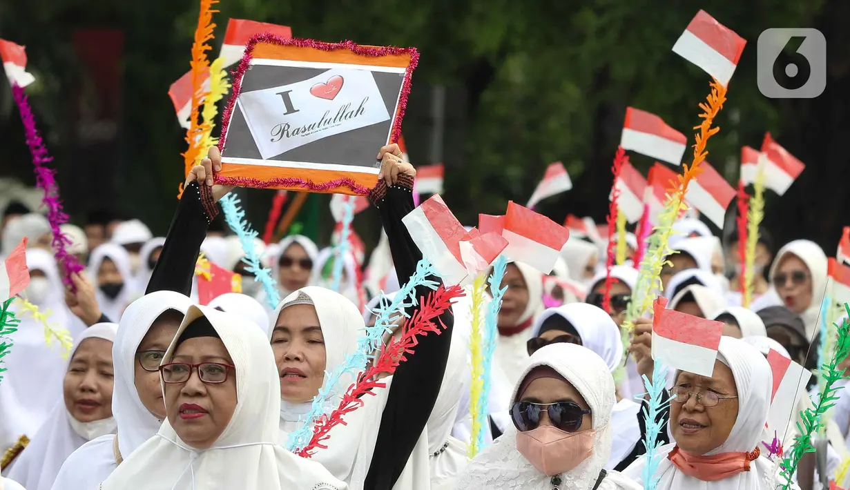 Murid sekolah melakukan pawai mengelilingi Kawasan Pejambon dan Gambir di Jakarta, Sabtu (8/10/2022). Pawai tersebut diikuti ratusan peserta dari Madrasah Ibtidaiyah (MI), Madrasah Tsanawiyah Negeri (MTsN), Madrasah Aliyah dan perwakilan Majelis Taklim Istiqlal dalam rangka memperingati Maulid Nabi Muhammad SAW. (Liputan6.com/Herman Zakharia)