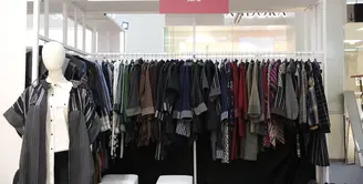 Deretan busana bernuansa kasual modern dengan dominasi motif garis dan warna netral dari Sofie. (foto: Fimela.dok)