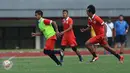 Pemain Persija, Bambang Pamungkas (kiri) mengejar bola saat latihan uji lapangan di Stadion Patriot Candrabhaga, Bekasi, Selasa (4/4). Persija akan melakoni laga uji coba melawan Timnas Indonesia U-22, (5/4). (Liputan6.com/Helmi Fithriansyah)