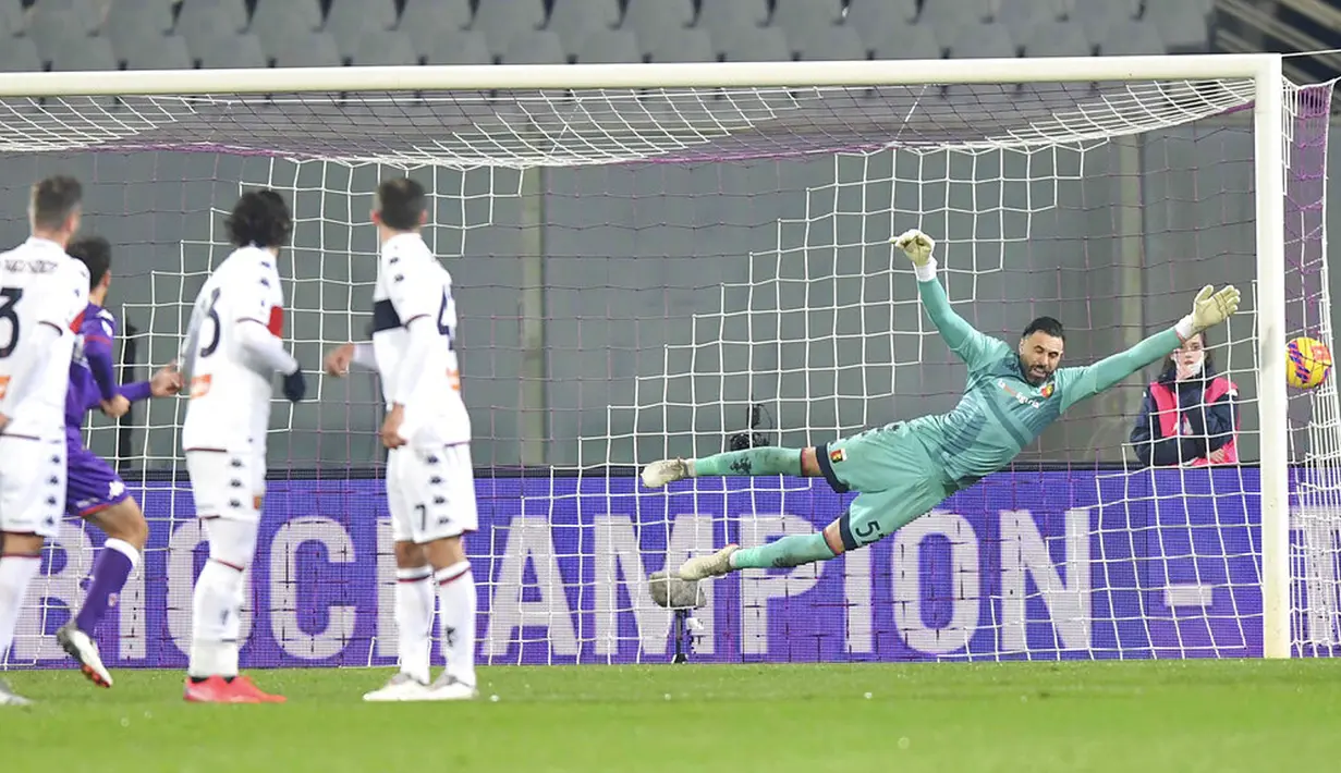 Pemain Fiorentina Cristiano Biraghi (kedua kiri) mencetak gol ke gawang Genoa pada pertandingan Liga Italia di Stadion Artemio Franchi, Firenze, Italia, 17 Januari 2022. Fiorentina menang 6-0. (Tano Pecoraro/LaPresse via AP)
