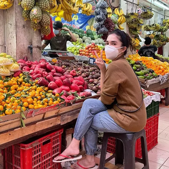 Ussy Sulistiawaty tampil sederhana saat belanja di pasar tradisional