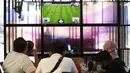 The Jakmania saat menonton pertandingan FIFA 20 di Kantor KLY, Gondangdia, Jumat (26/6/2020). Andritany berhasil menjadi juara BOLA Esports Challenge setelah mengalahkan Rizky Darmawan dengan skor 8-0. (Bola.com/M Iqbal Ichsan)