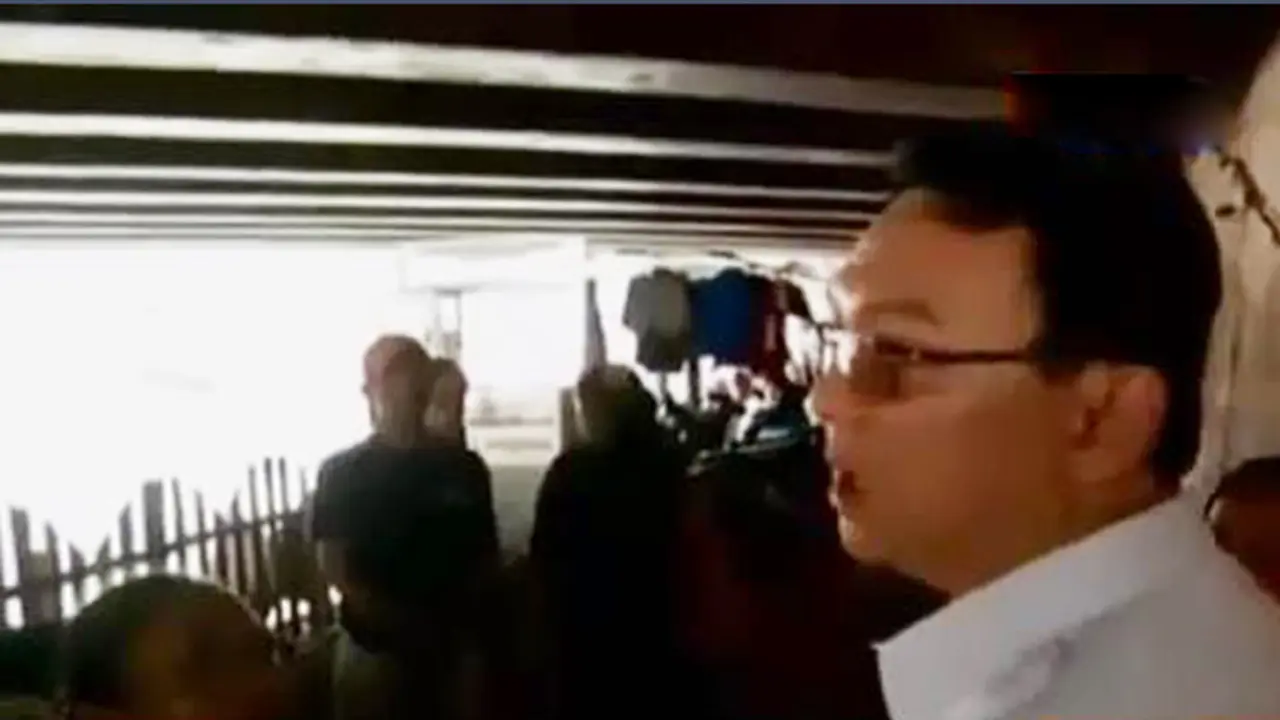 VIDEO: Periksa Banjir, Ahok Blusukan ke Kolong Jembatan