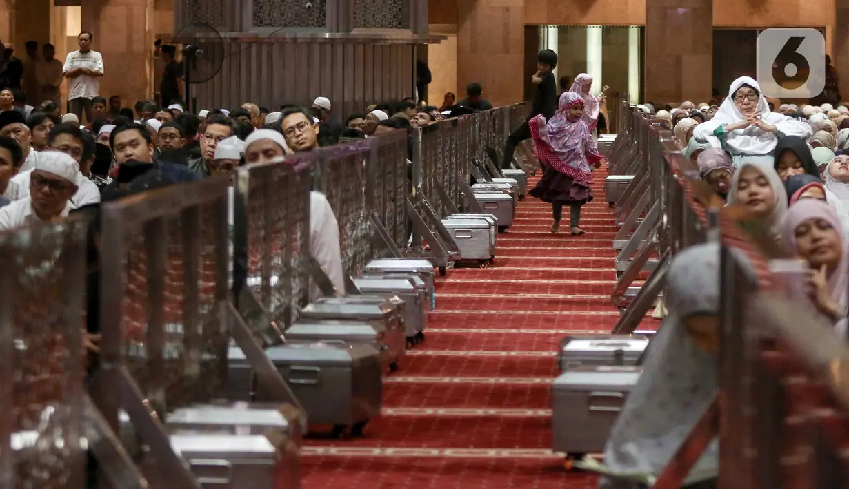 Umat muslim melaksanakan salat Tarawih pertama di Masjid Istiqlal, Jakarta, Jumat (28/2/2025). (Liputan6.com/Herman Zakharia)