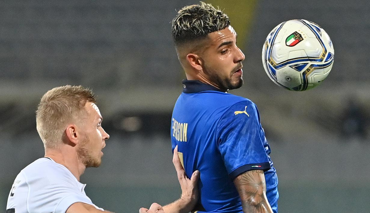 Bek Italia, Emerson, berebut bola dengan bek Estonia, Taijo Teniste, pada laga uji coba di Stadion Artemino Franchi, Kamis (12/11/2020) dini hari WIB. Italia menang 4-0 atas Estonia. (AFP/Alberto Pizzoli)