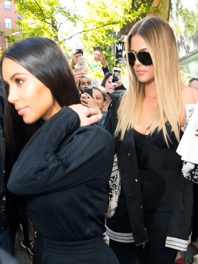 [Fimela] Kim Kardashian dan Khloe Kardashian