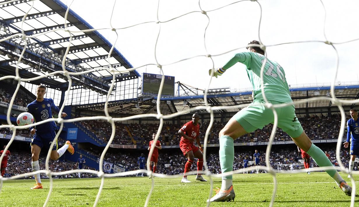 Pemain Chelsea Kai Havertz (kiri) mencetak gol ke gawang Watford pada pertandingan sepak bola Liga Inggris di Stamford Bridge, London, Inggris, 22 Mei 2022. Chelsea menang 2-1. (Glyn KIRK/AFP)