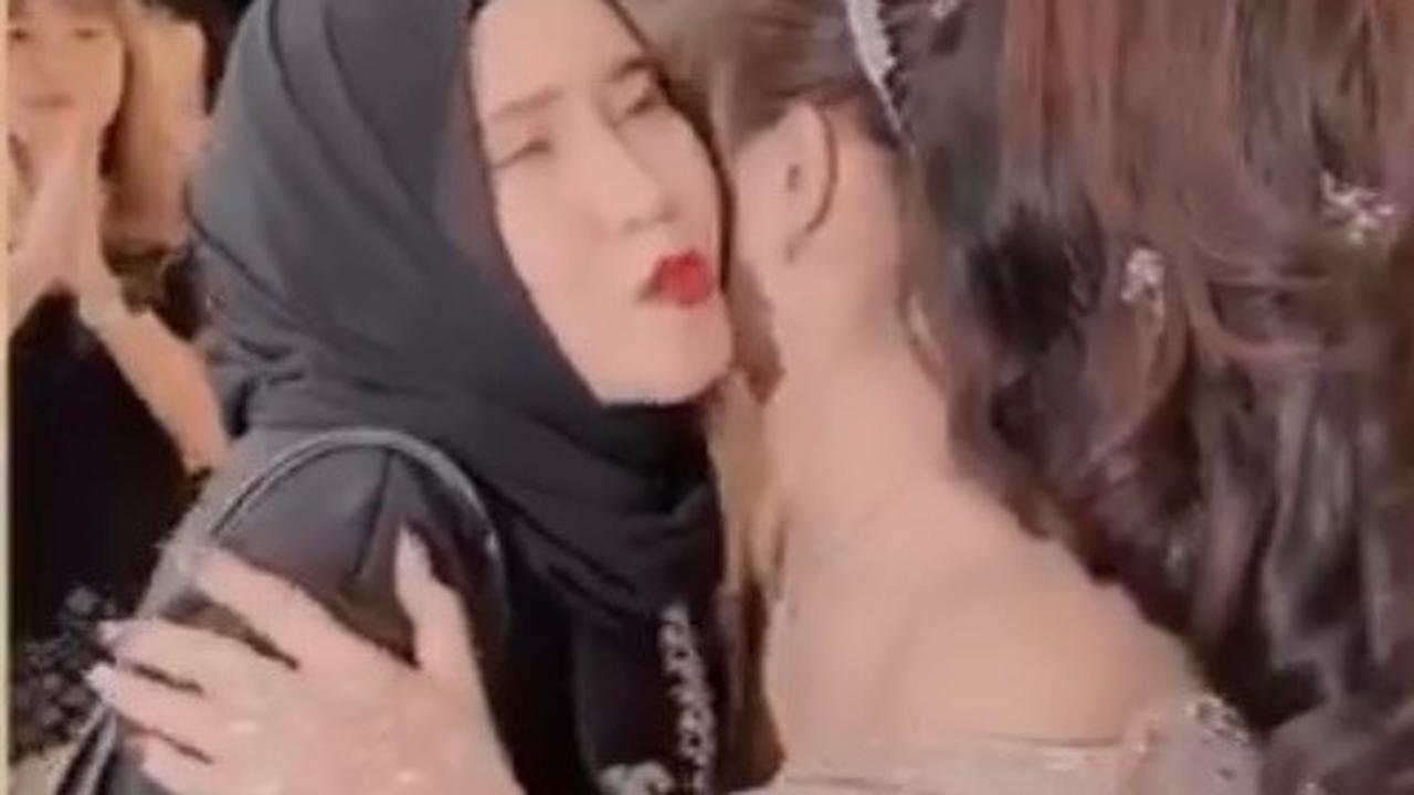 Eny Sagita turu memberikan selamat untuk pasangan Bella Bonita dan Denny Caknan. Tampak pedangdut ini mengenakan baju dengan hijab warna hitam.
