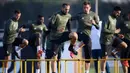 Bek Juventus, Giorgio Chiellini dan Mario Mandzukic, tampak serius saat sesi latihan jelang laga Liga Champions di kompleks training center Juventus, Selasa (21/11/2017). Juventus akan berhadapan dengan Barcelona. (AFP/Marco Bertorello)