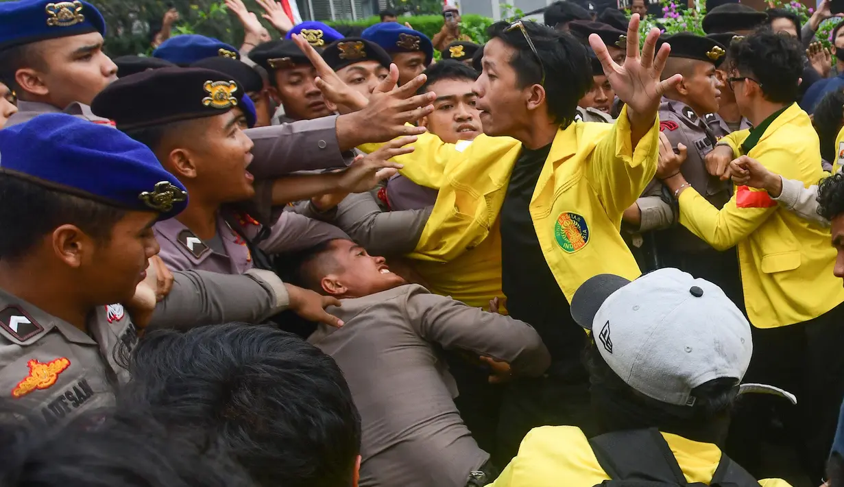 Massa mahasiswa terlibat aksi dorong dengan petugas kepolisian saat aksi BEM UI  di Jalan MH Thamrin, Jakarta, Selasa, 18 Agustus 2026. (KLY/ Arie Basuki)
