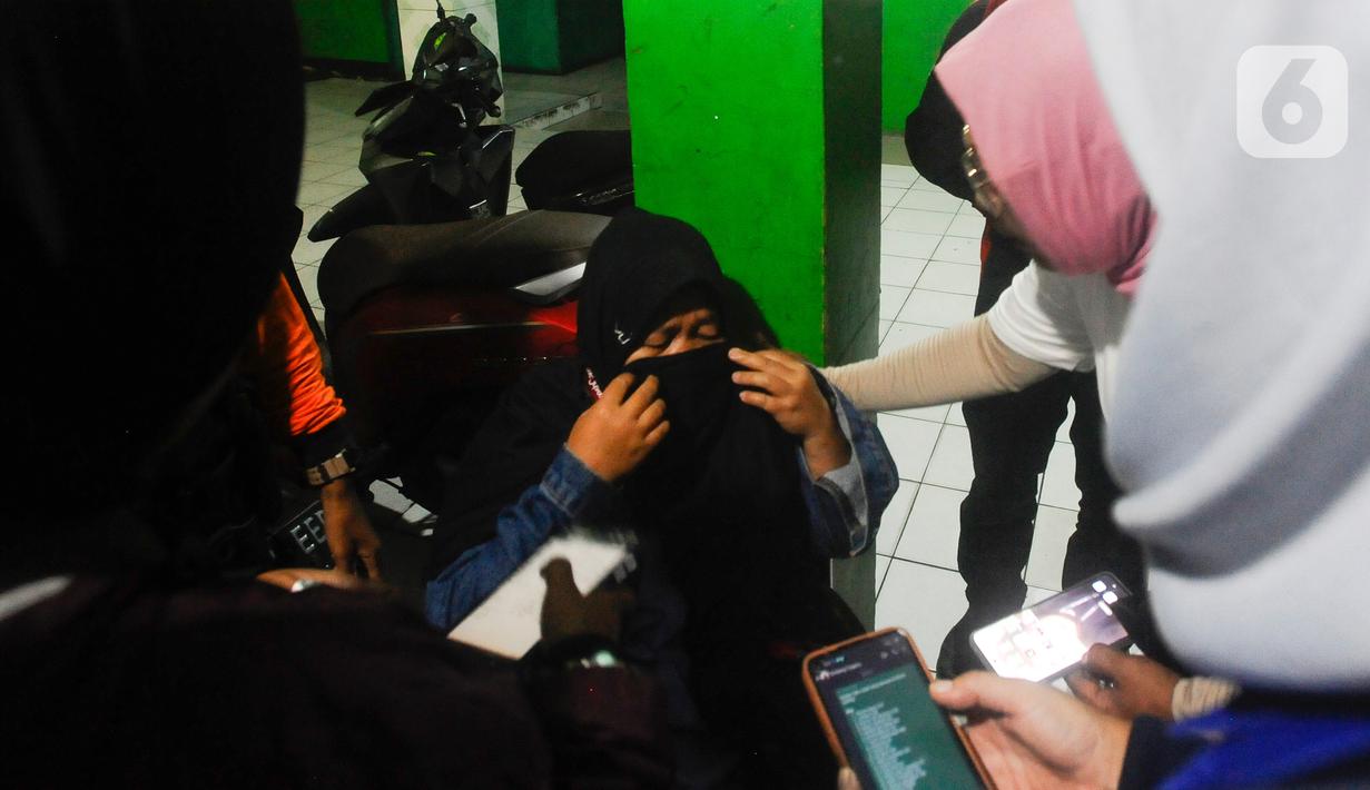 Para orang tua yang sudah menunggu dengan rasa cemas pun menangis haru melihat anak mereka tiba dengan selamat. (merdeka.com/Arie Basuki)