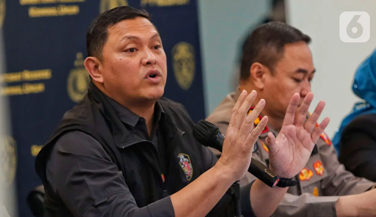 <p>Direktur Kriminal Umum Polda Metro Jaya Kombes (Pol) Hengki Haryadi (kiri) saat memberikan keterangan kepada wartawan terkait kasus penganiayaan remaja 17 tahun berinisial D di Polda Metro Jaya, Jakarta, Kamis (2/3/2023). Polisi menemukan sejumlah Lat bukti baru seperti CCTV, percakapan media sosial dan sebagainnya. Perubahan status AG dari yang sebelumnya anak berhadapan hukum menjadi anak yang berkonflik dengan hukum namun tidak dapat disebut sebagai tersangka. (Liputan6.com/Angga Yuniar)</p>