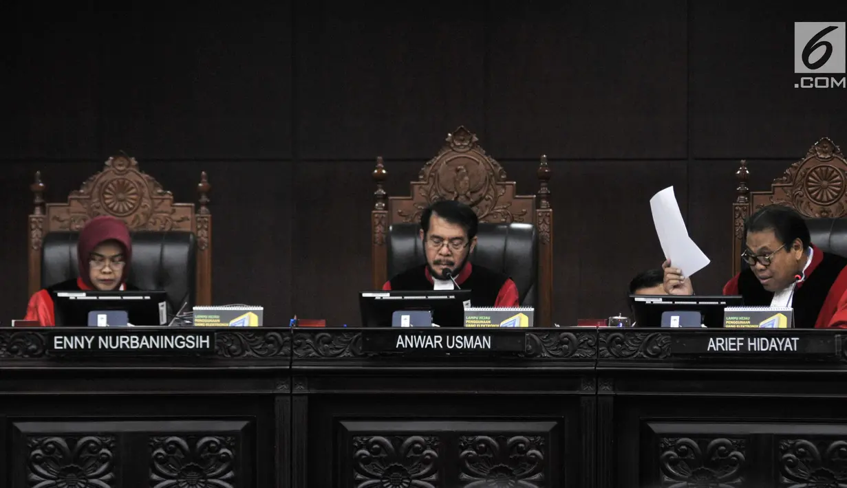 Hakim MK Arie Hidayat (kanan) didampingi Ketua Hakim MK Anwar Usman (tengah) dan Hakim MK Enny Nurbaningsih saat memimpin sidang perdana sengketa Pemilu Legislatif 2019 di Gedung MK, Jakarta, Selasa (9/7/2019). Hakim memeriksa kelengkapan dan kejelasan materi permohonan. (merdeka.com/Iqbal Nugroho)