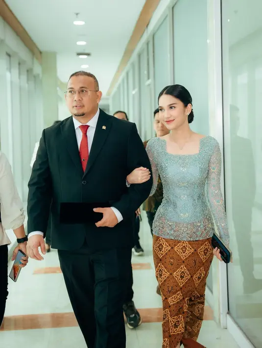 <p>Azizah Salsha terlihat mendampingi sang ayah, Andre Rosiade yang menjalani pelantikan DPR RI di Gedung Nusantara, Jakarta, pada Selasa. [@azizahsalsha_].</p>