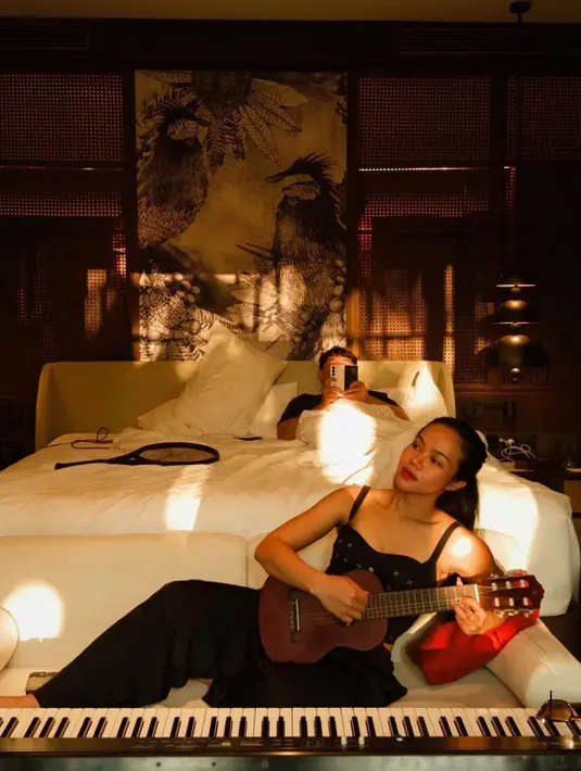 Dalam sejarah Indonesia, kutang dipakai perempuan sebagai busana rumahan dan inner untuk kebaya. Namun Yura Yunita gunakan kutang bermotif print sebagai outfit liburan yang nyaman [@yurayunita]