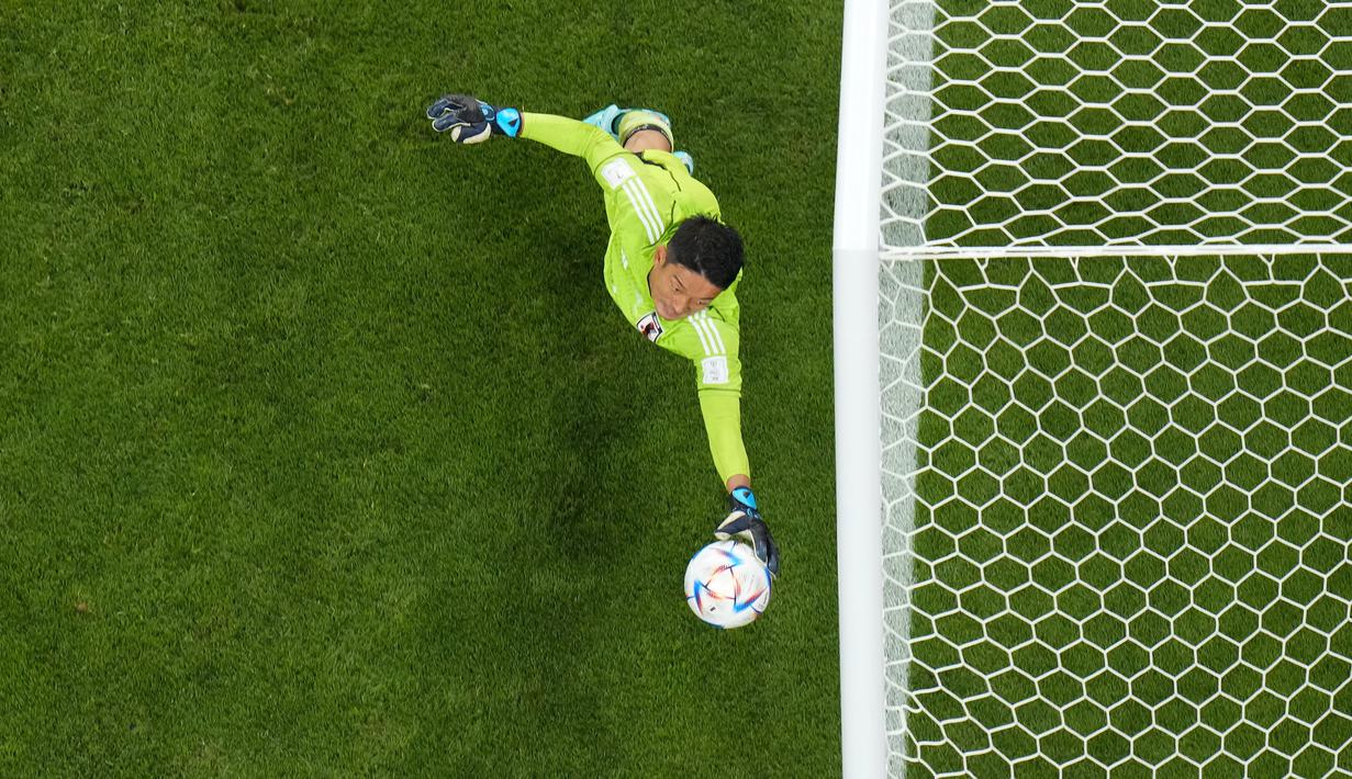 Gonda hanya sekali gagal menahan tembakan on target milik Ilkay Gundogan yang berhasil menjadi gol untuk Jerman. Ia pun terpilih sebagai Man of The Match untuk comeback manis 2-1 Jepang. (AP/Petr Josek)