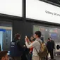 Pengunjung booth Samsung di MWC 2018 melihat-lihat ekosistem Smart Home. (Liputan6.com/ Agustin Setyo W)