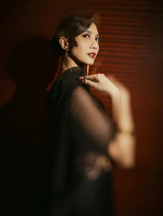 Pesona Sheila Dara yang fierce semakin menyala saat premiere film dengan busana serba hitam [@sheiladaisha]