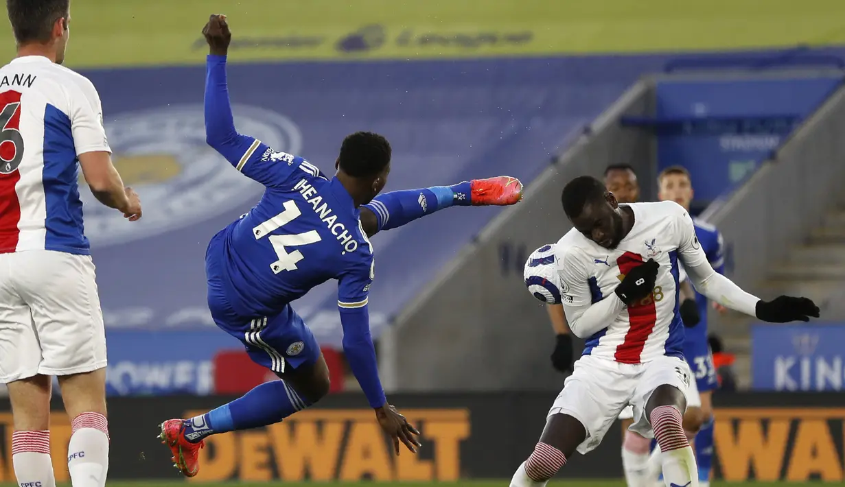 Striker Leicester City, Kelechi Iheanacho (tengah) melepaskan tendangan ke gawang Crystal Palace dalam laga lanjutan Liga Inggris 2020/2021 pekan ke-33 di King Power Stadium, Leicester, Senin (26/4/2021). Leicester menang 2-1 atas Crystal Palace. (AP/Adrian Dennis/Pool)