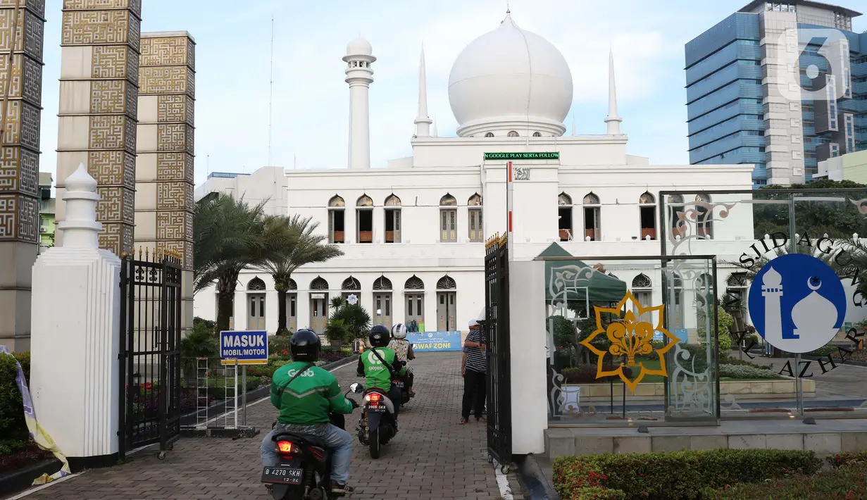 Pengendara motor antre mengambil takjil yang dibagikan dengan sistem drive thru di Masjid Agung Al-Azhar, Jakarta, Selasa (5/5/2020). Selama Ramadan, pengurus Masjid Agung Al-Azhar membagikan 300 takjil per hari buat pengendara yang melintasi lokasi tersebut. (Liputan6.com/Helmi Fithriansyah)