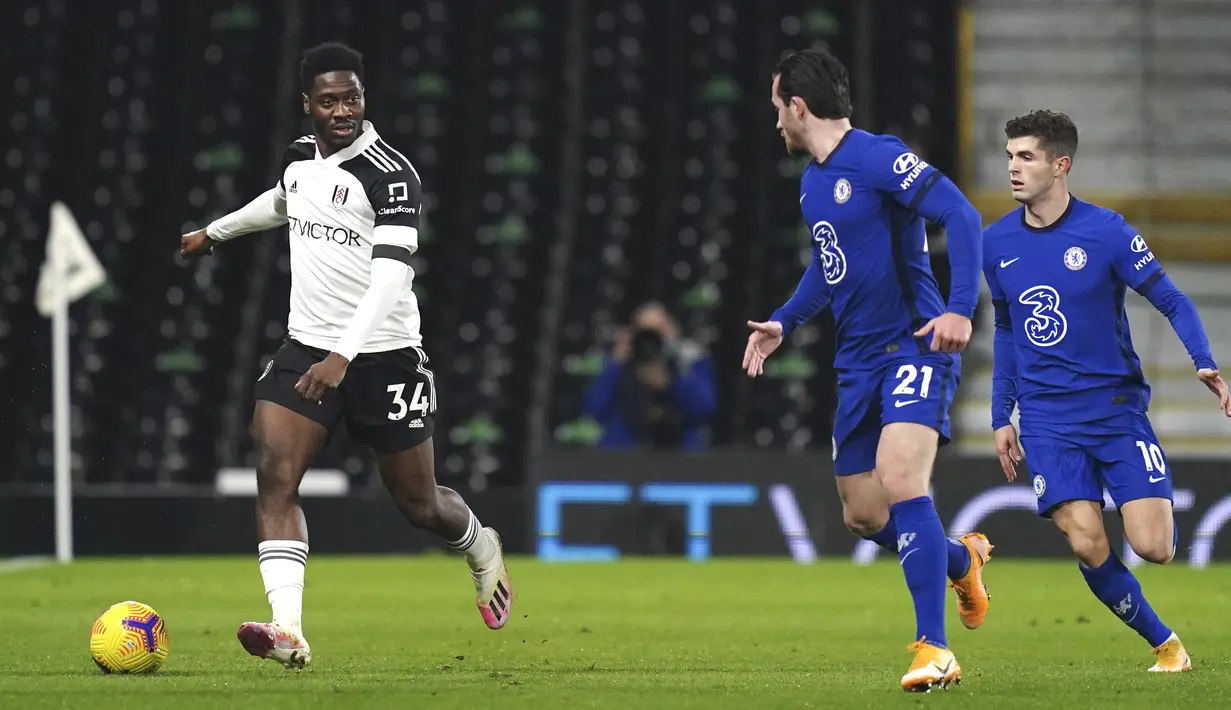 Bek Fulham, Ola Aina (kiri) mengontrol bola di depan bek Chelsea, Ben Chilwell ada lanjutan Liga Inggris yang berlangsung di Craven Tottage pada Minggu (17/1/2021) dini hari WIB. Chelsea berhasil meraih kemenangan 1-0 atas Fulham lewat gol tunggal Mason Mount. (John Walton/Pool via AP)