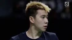 Pebulutangkis Indonesia, Marcus Gideon saat melawan wakil Jerman, Mark Lamsfuss / Marvin Seidel pada laga Indonesia Masters 2019 di Istora Senayan, Rabu (23/1). Marcus terlihat lebih trendi dengan gaya rambut baru dan berwarna. (Bola.com/M Iqbal Ichsan)