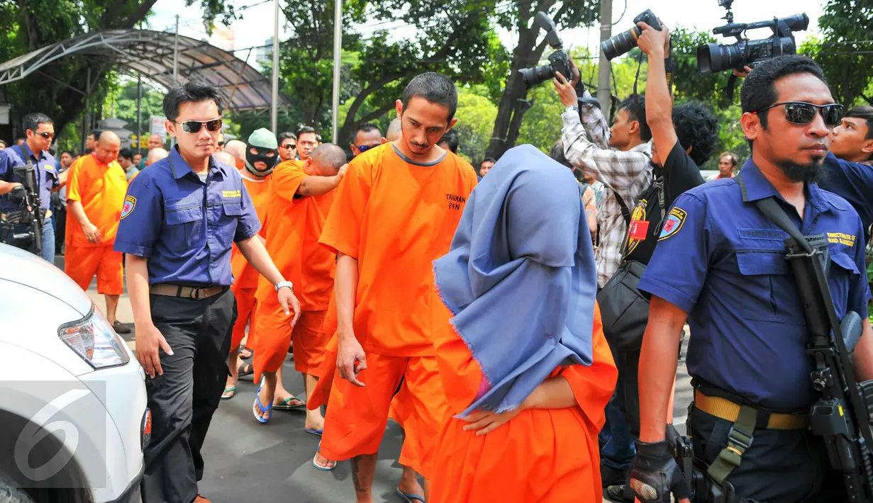 Sembilan tersangka jaringan sindikat narkoba internasional digiring petugas BNN di Jakarta, Jumat (13/5). 54 kg sabu dan 40 ribu butir pil ekstasi yang disita dari jaringan internasional itu disimpan di ban serep mobil. (Liputan6.com/Yoppy Renato)