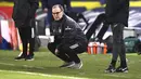 Pelatih Leeds United, Marcelo Bielsa menyaksikan pemainnya bertanding melawan Crystal Palace pada pertandingan Liga Inggris di Stadion Elland Road, Inggris (9/2/2021). Kemenangan tersebut membuat Leeds United sukses menggusur Arsenal dari peringkat 10 (Stu Forster/Pool via AP)