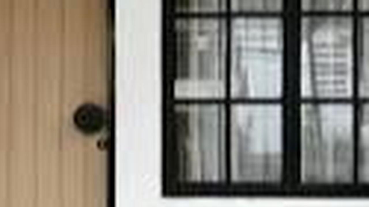 6.&nbsp;Jendela Rumah Kayu Bagian Depan